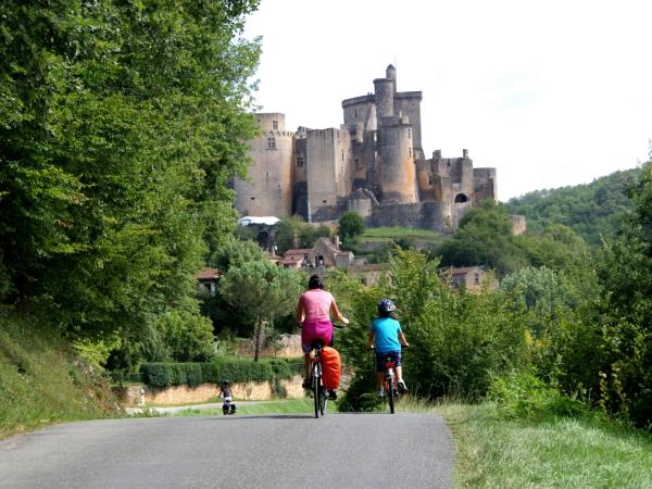 River Lot family cycling tour in France