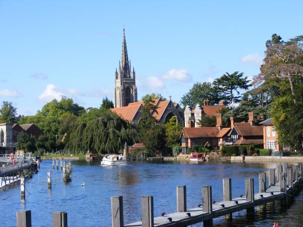 Thames Path walking vacation in England