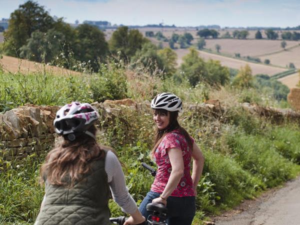 Electric bike cycling vacation in the Cotswolds