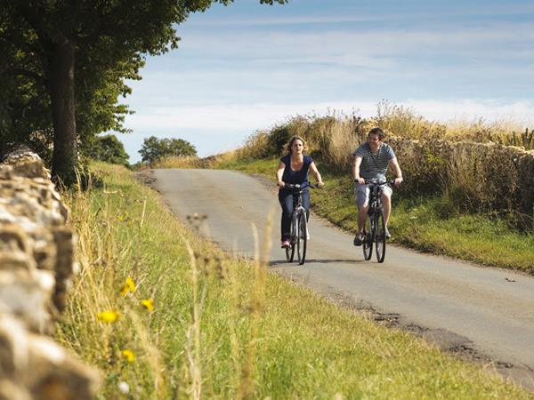 Electric bike cycling vacation in the Cotswolds