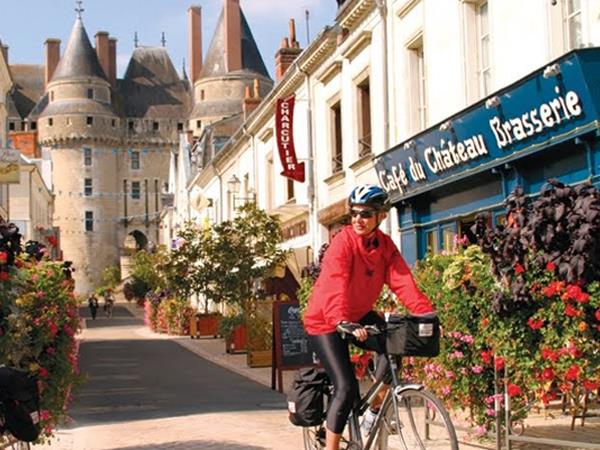 Loire Valley single centre cycling vacation, France