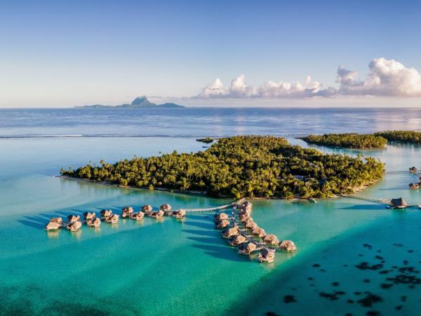 Luxury island hopping vacation in French Polynesia 