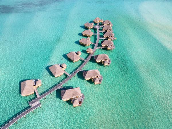 Luxury island hopping vacation in French Polynesia 