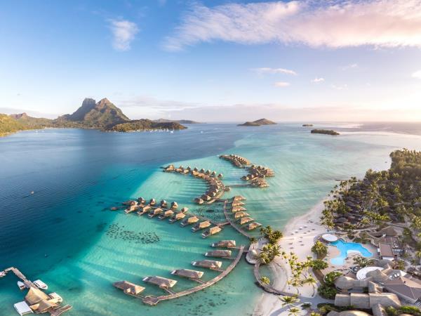 Luxury island hopping vacation in French Polynesia 